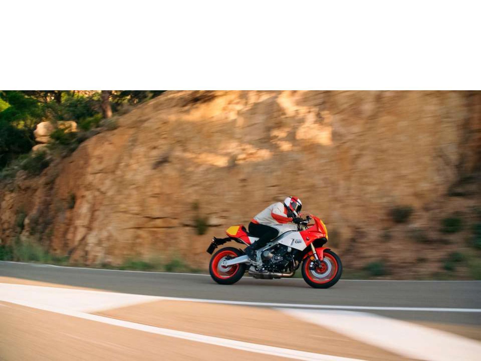 Мотоцикл YAMAHA XSR 900 GP (Legend Red) 2024